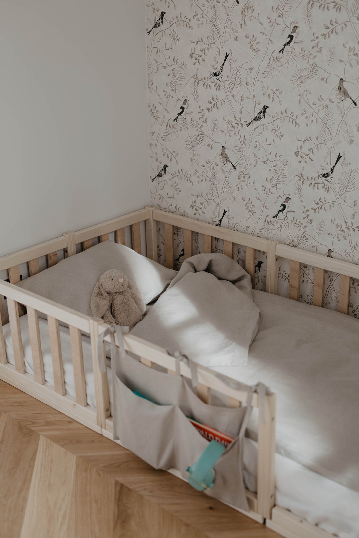 white linen bedding set for toddlers and babies with rabbit on it