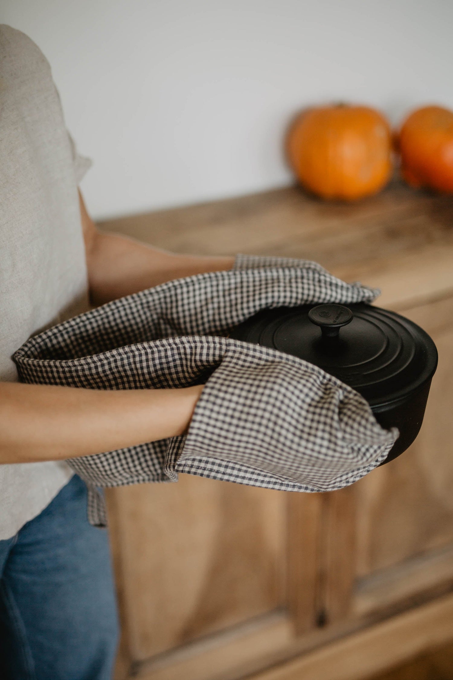 Carrying a hot pot with linen double mitt
