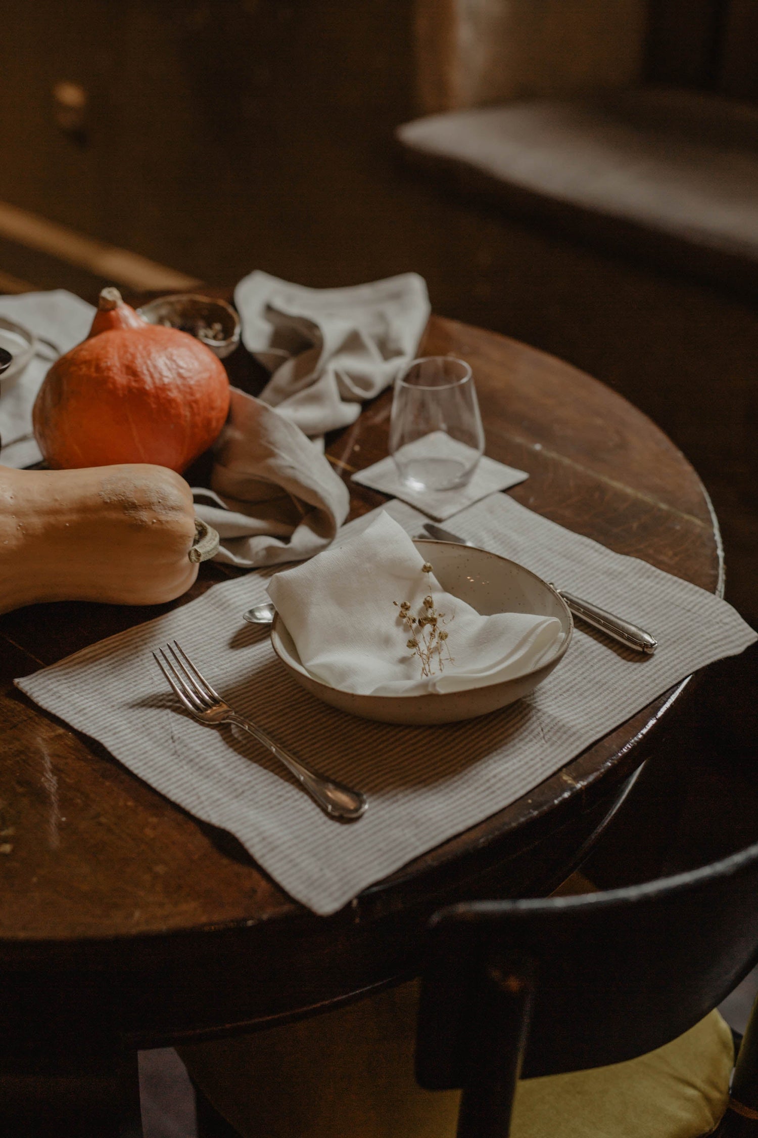 Table set with linen accessories