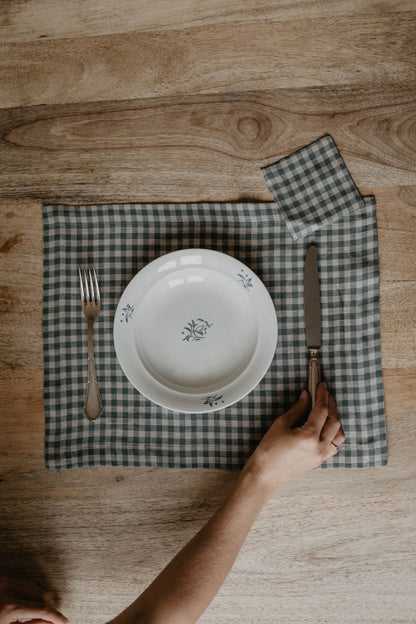 Linen placemat set