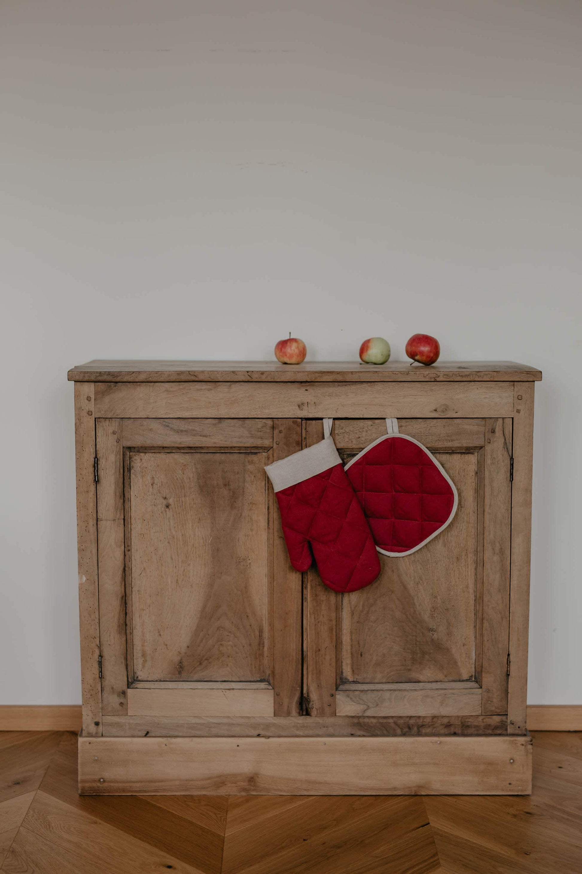 santa glove- linen oven mitt in red with pot holder 
